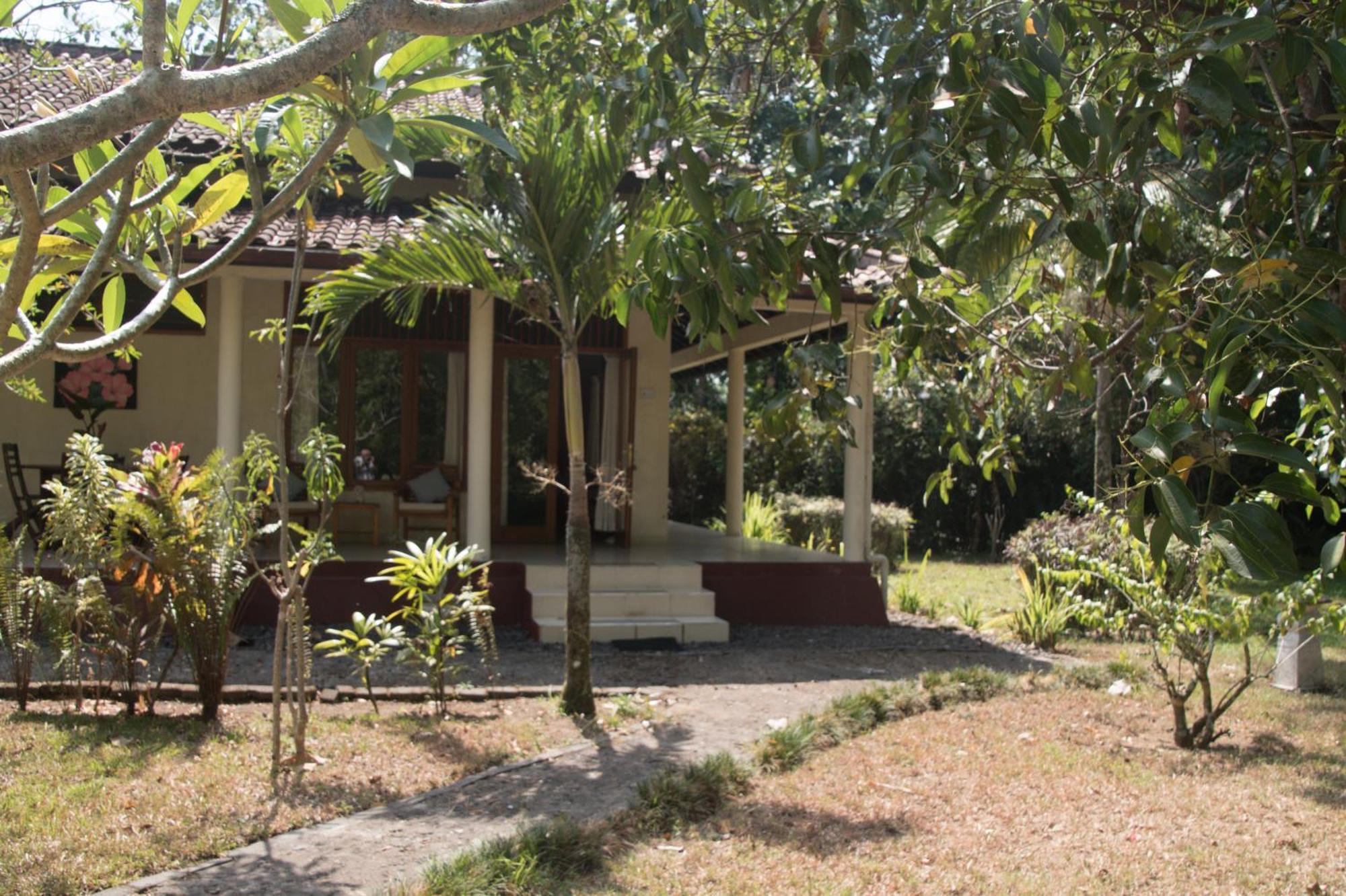 Guesthouse Rumah Senang Kalibaru Exterior photo