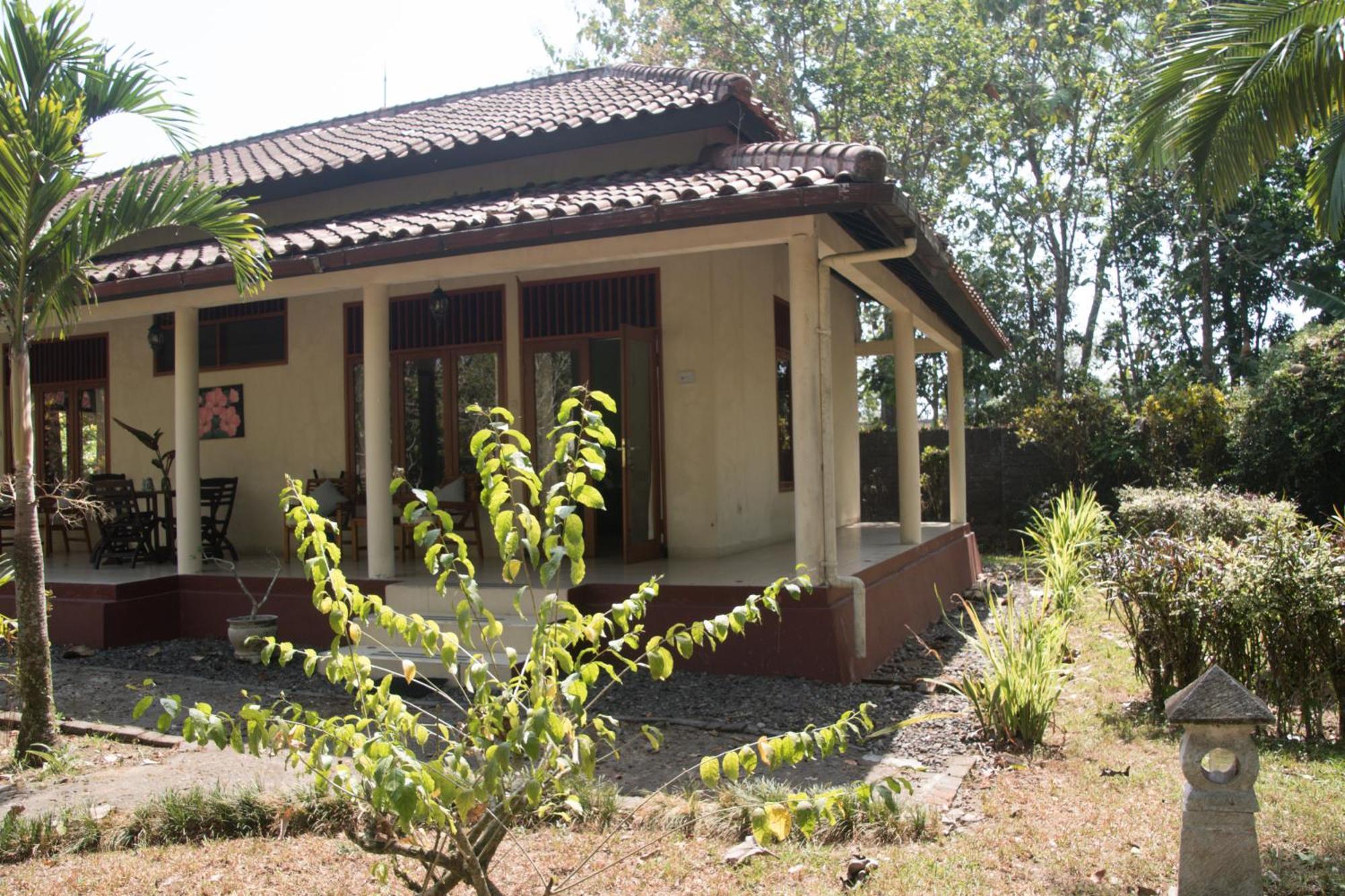 Guesthouse Rumah Senang Kalibaru Exterior photo