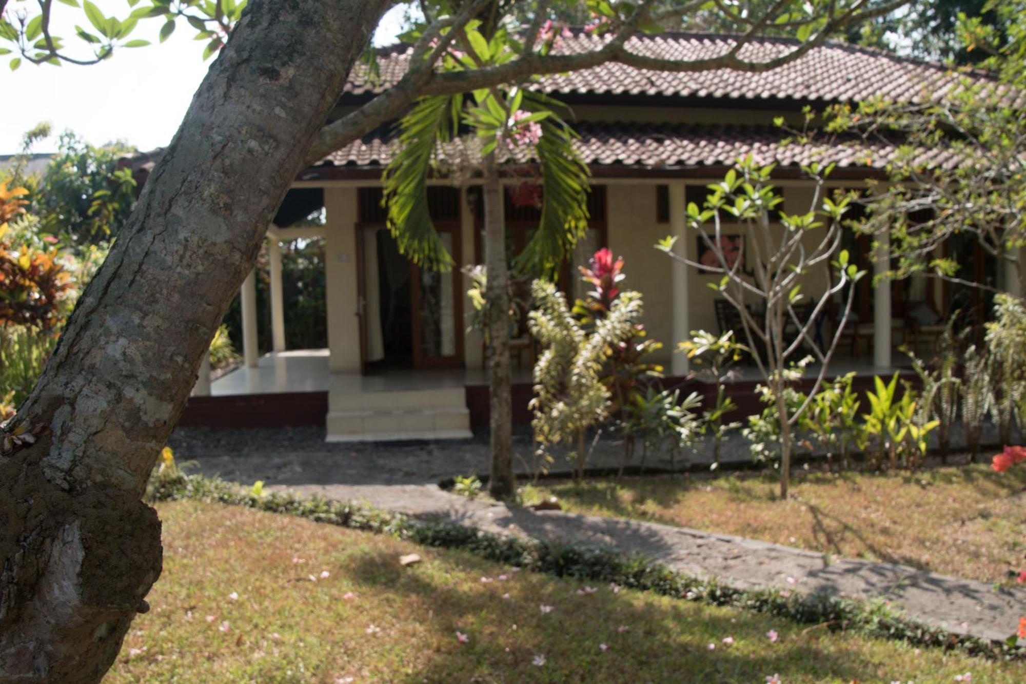 Guesthouse Rumah Senang Kalibaru Exterior photo