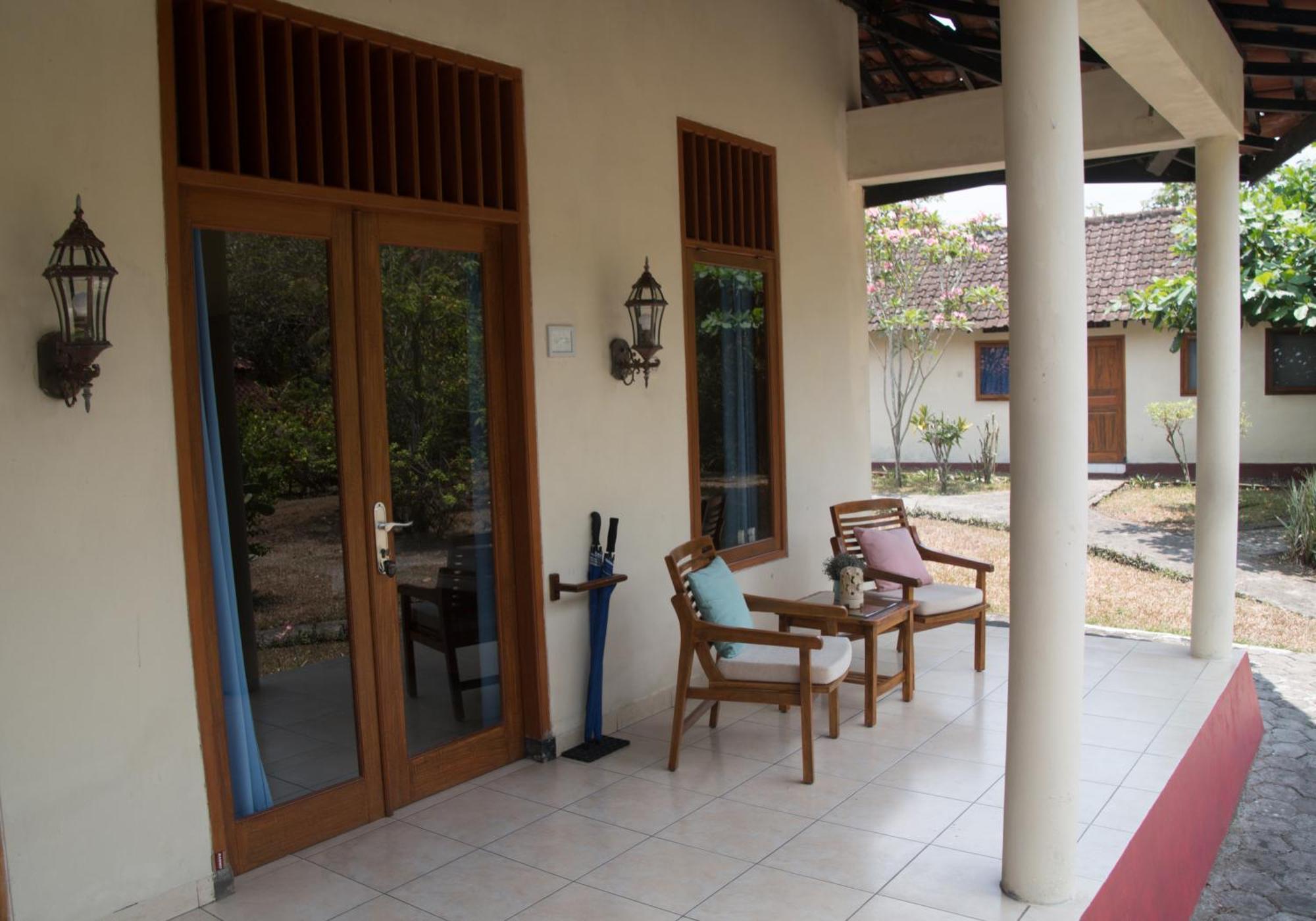 Guesthouse Rumah Senang Kalibaru Exterior photo