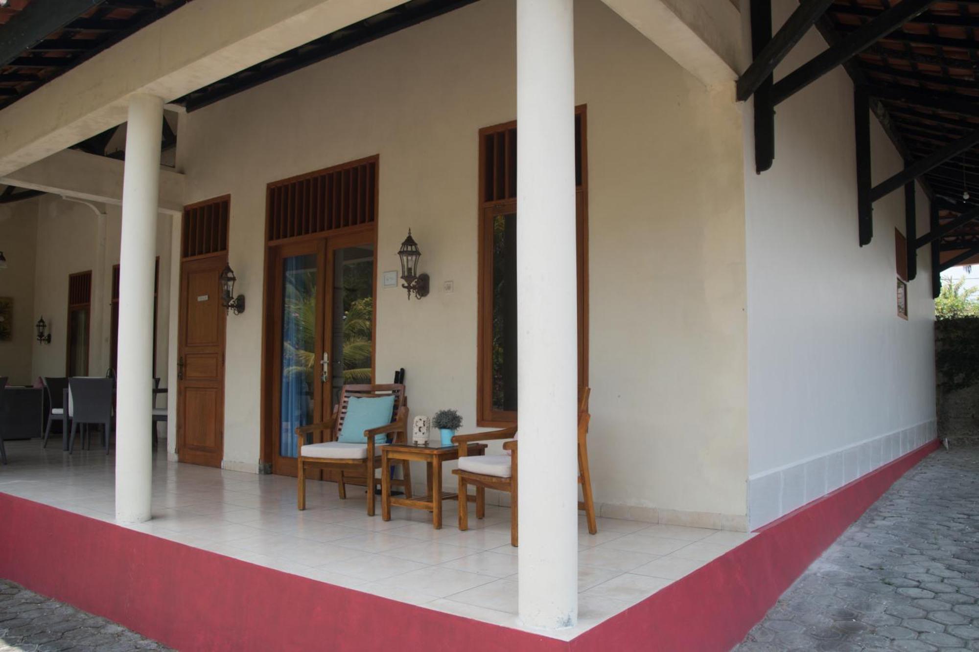 Guesthouse Rumah Senang Kalibaru Exterior photo