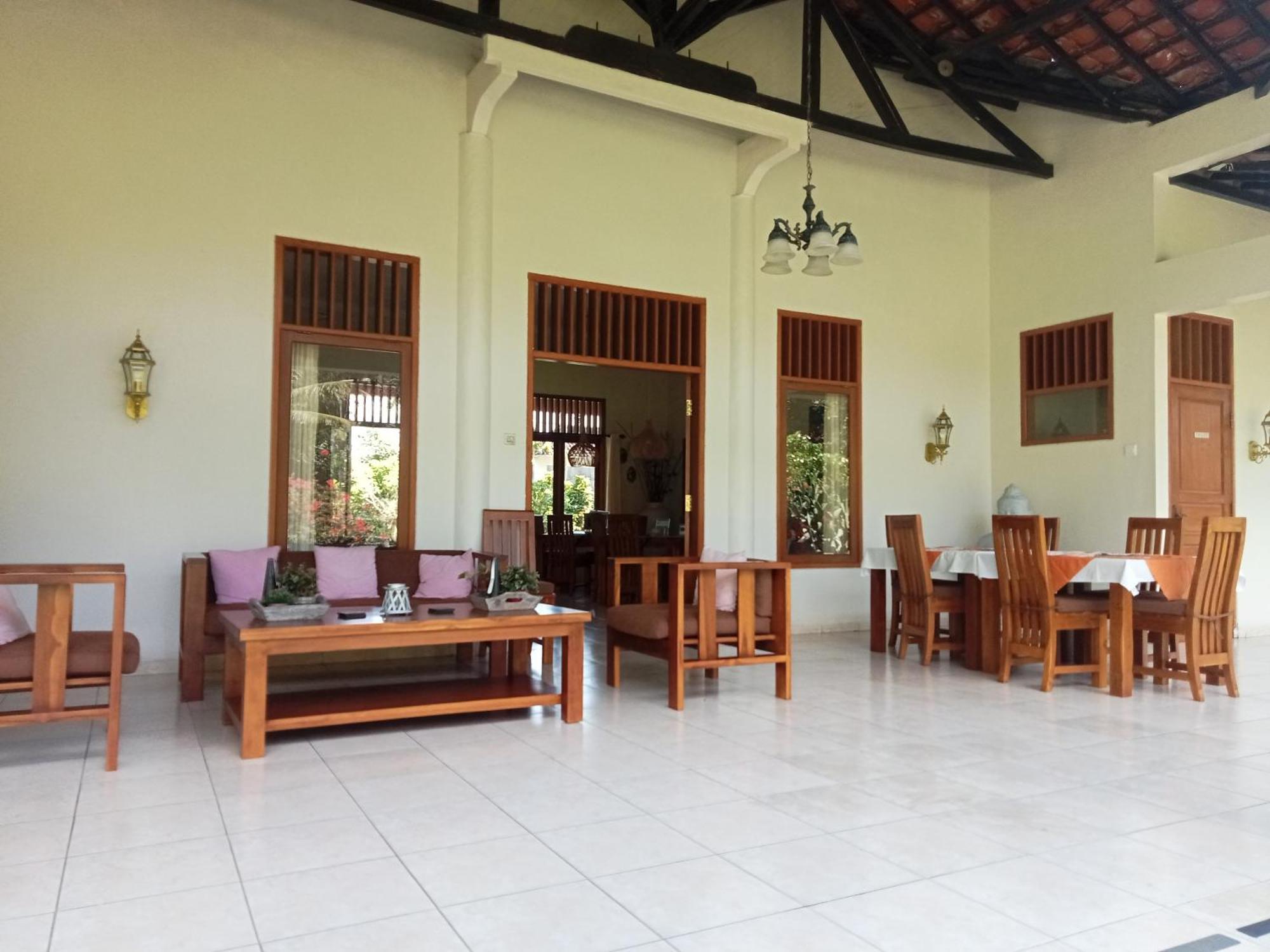 Guesthouse Rumah Senang Kalibaru Exterior photo