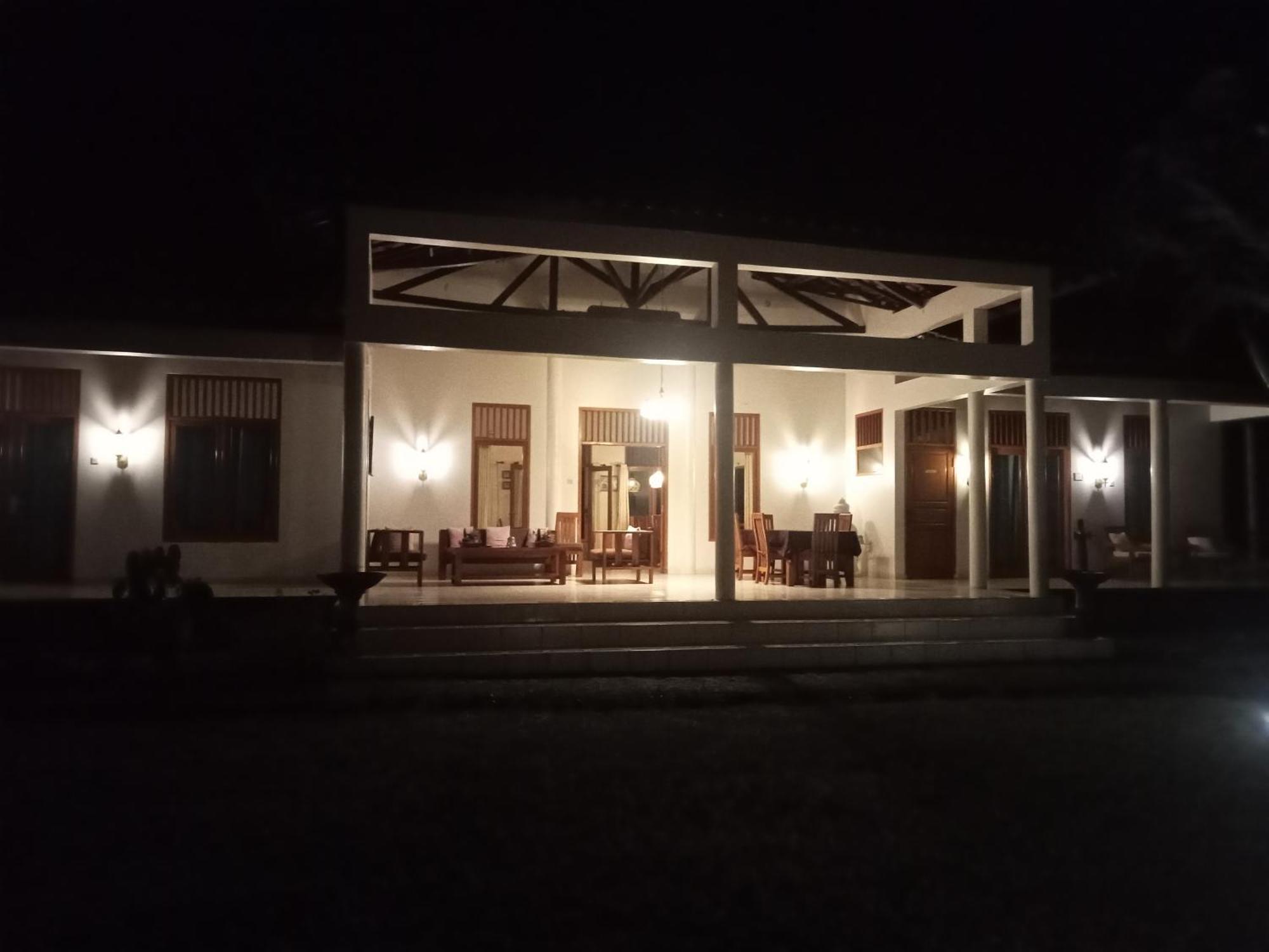 Guesthouse Rumah Senang Kalibaru Exterior photo