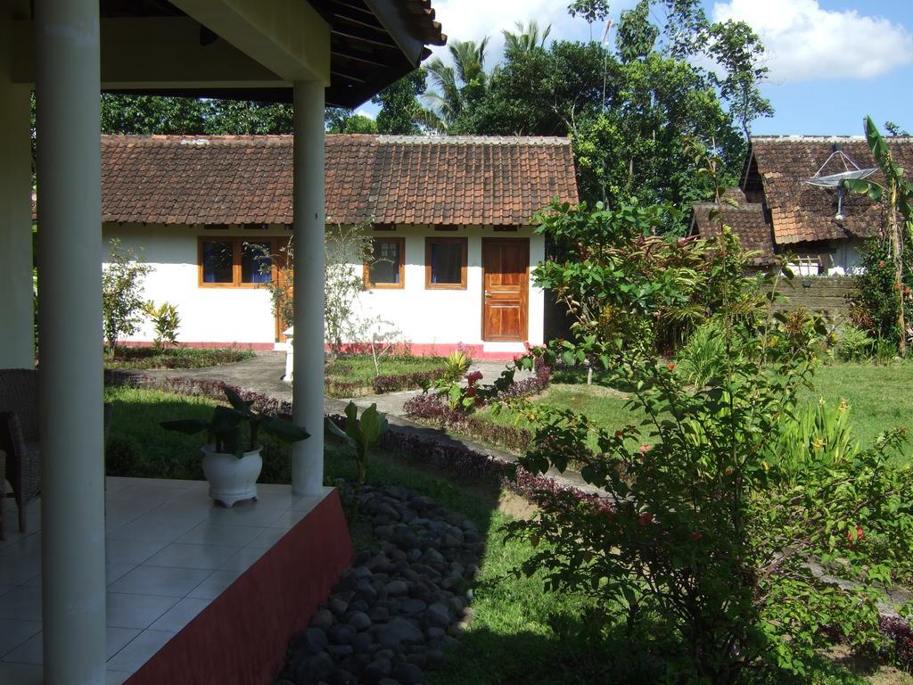 Guesthouse Rumah Senang Kalibaru Exterior photo