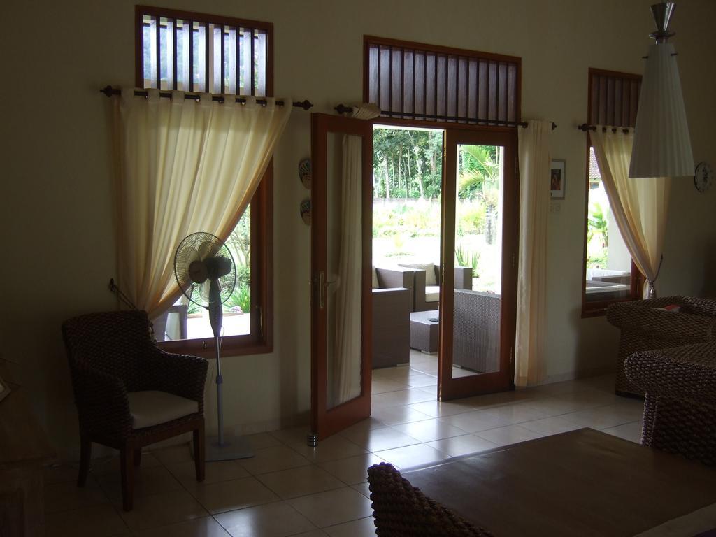 Guesthouse Rumah Senang Kalibaru Exterior photo