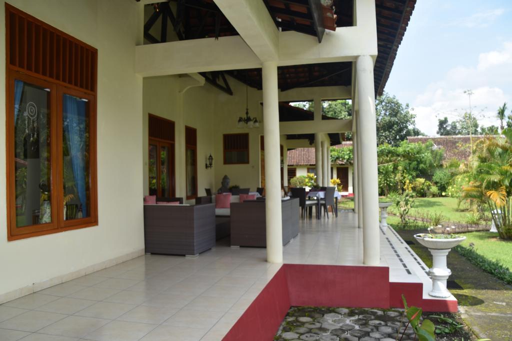 Guesthouse Rumah Senang Kalibaru Exterior photo