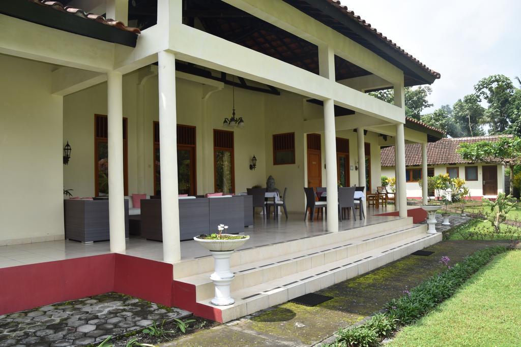 Guesthouse Rumah Senang Kalibaru Exterior photo