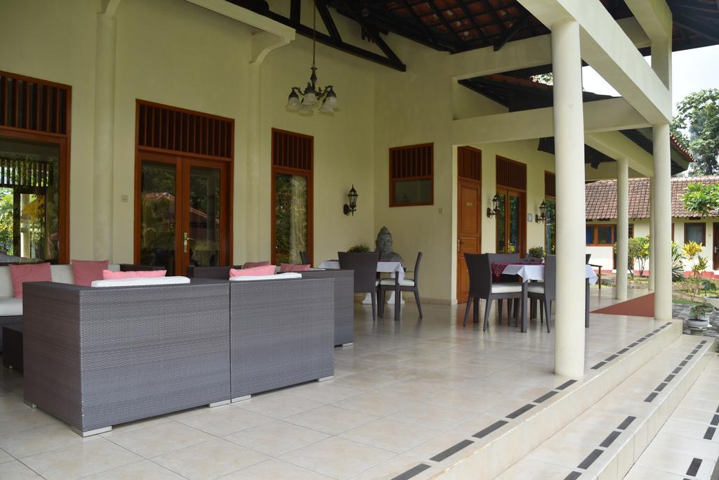 Guesthouse Rumah Senang Kalibaru Exterior photo