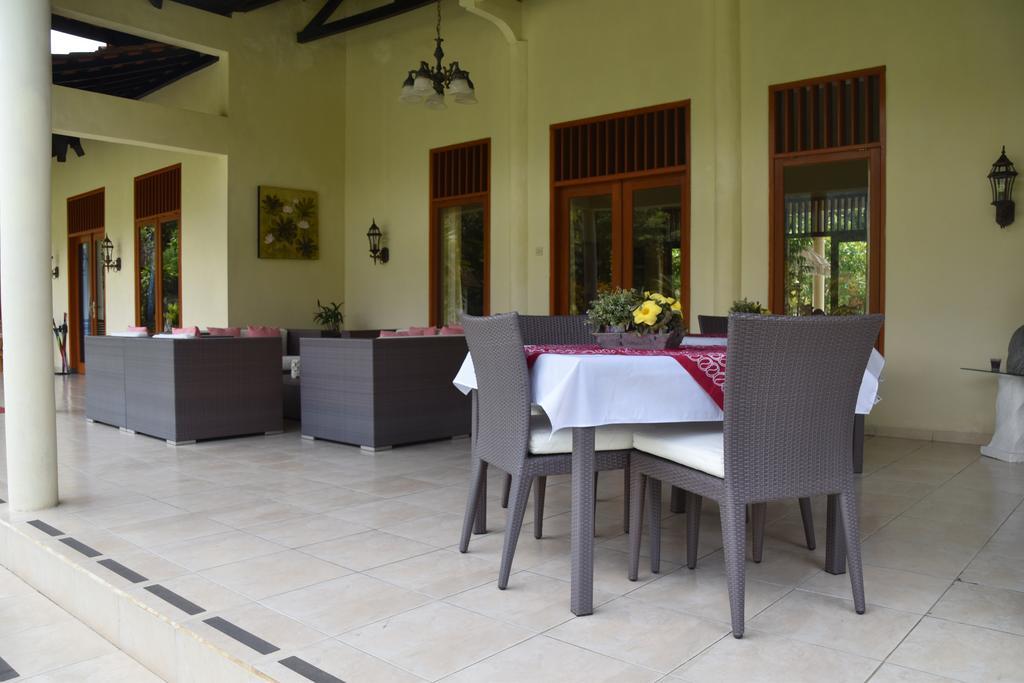 Guesthouse Rumah Senang Kalibaru Exterior photo